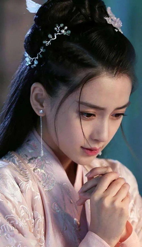 顾盼神飞,见之忘俗，明眸皓齿,巧笑倩兮,俊眼修眉,顾盼神飞