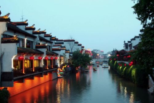 金陵王气黯然收