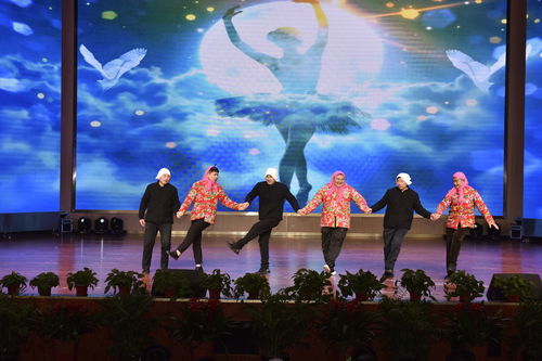 用张灯结彩,花团锦簇,人山人海,载歌载舞造句