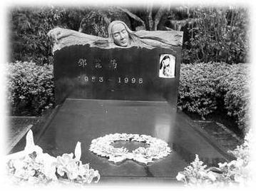 邓丽君墓灵异事件，邓丽君的我只在乎你原唱