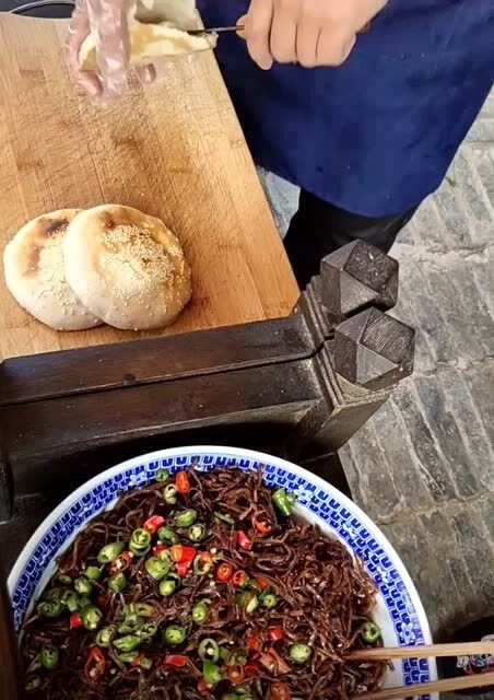 【荤腥】的意思是什么?【荤腥】是什么意思?