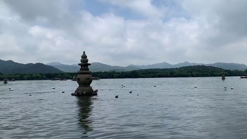 西湖三潭印月图片，西湖三潭印月有几个月亮