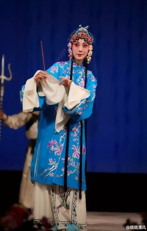 杜丽娘是《牡丹亭》中的人物，杜丽娘形象