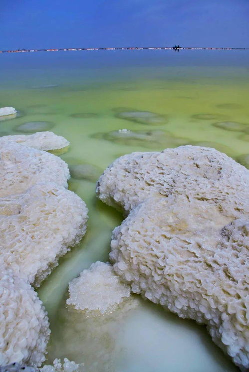 察尔汗盐湖湖面上的“盐花”,能被我们拿来食用吗?