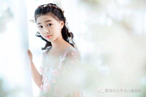 巧笑嫣然的近义词，美人顾盼兮巧笑嫣然