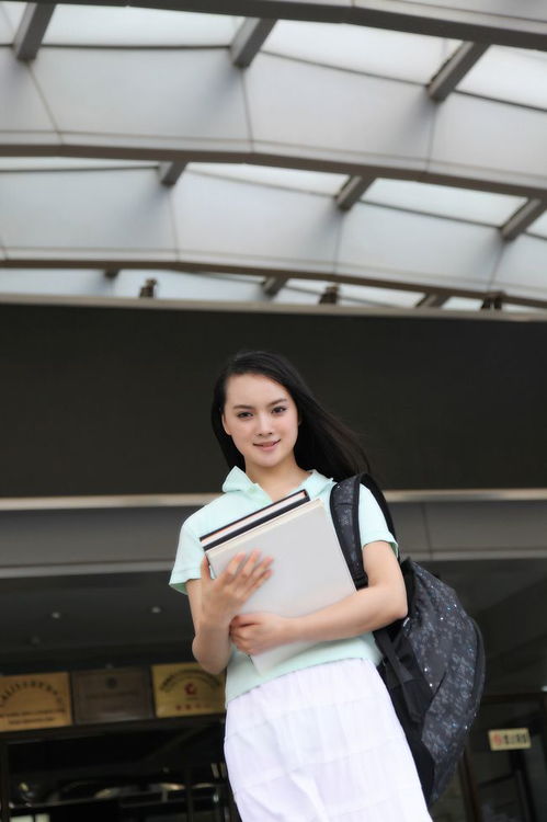 唯唯连声的拼音，唯唯连声是贬义还是褒义