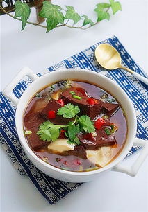 猪血炖豆腐怎么炖才好吃啊，猪血炖豆腐歇后语是什么?