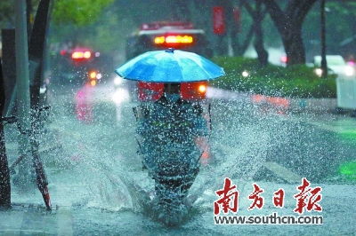 滂沱大雨里 李若溪，滂沱大雨里繁忙车阵里
