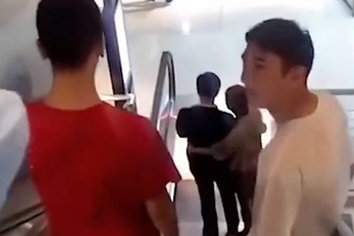 搂抱女孩儿犯法吗，搂抱怎么读