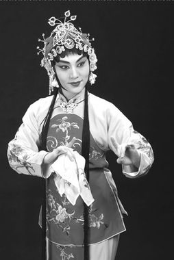 关肃霜与李少春的爱情，关肃霜铁弓缘