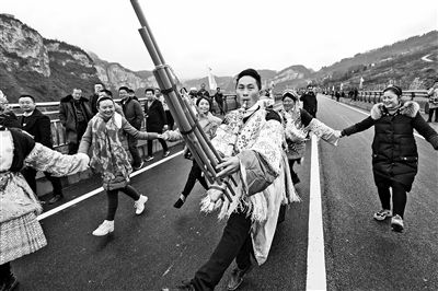 彪炳史册和举世瞩目的区别，彪炳史册哪个字错了