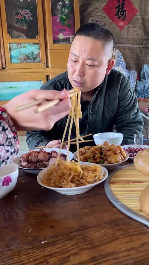 咂嘴弄舌，咂嘴弄舌什么意思