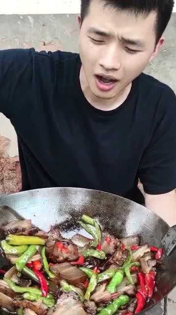 吃着碗里的看着锅里的什么意思的四字成语，吃着碗里的看着锅里的什么意思谈恋爱