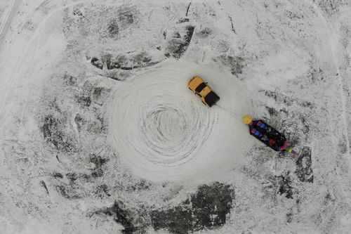 冰天雪地的拼音和意思，冰天雪地 的拼音