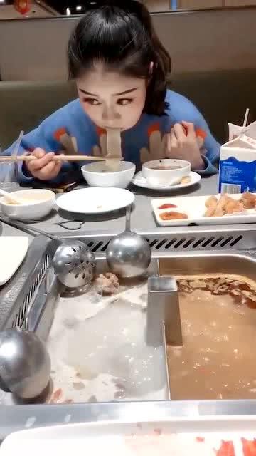 吃着碗里的,望着锅里的啥意思