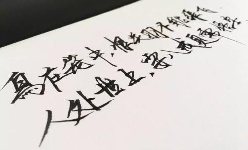人逢喜事精神爽[呲牙]，人逢喜事精神爽意思是什么
