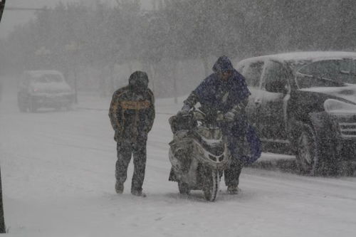 风雪载途的读音和意思，风雪载途读什么音