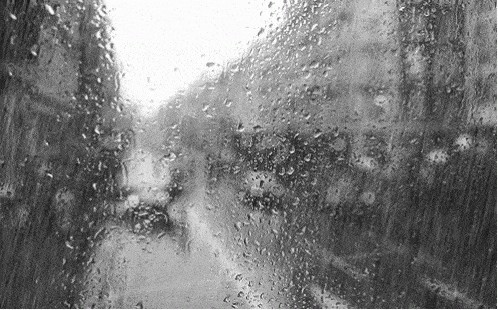 倾盆大雨英语谚语，下起了倾盆大雨英语
