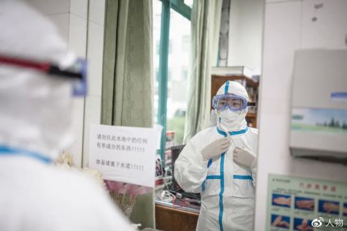 那个人平时很喜欢吹口哨,他是个什么样的人