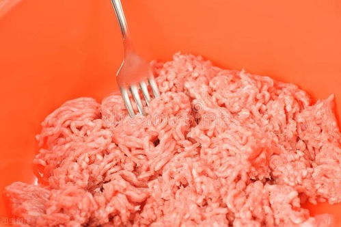肉烂在锅里是什么意思