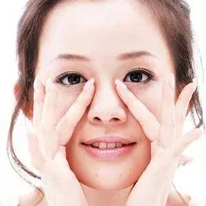 鼻根低但鼻梁是挺的，鼻根两侧发红是怎么了