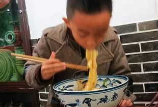 兄弟不知咥其笑矣的咥是什么意思，咥怎么读