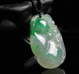 天是一片蓝玉,海是一块翡翠的意思，席前人影似翡翠的意思