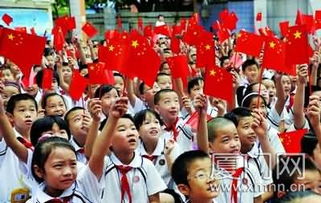 小学生戴红领巾的图片，少先队员系红领巾的图片