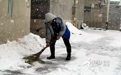 各人自扫门前雪休管他人瓦上霜意思，各人自扫门前雪休管他人瓦上霜