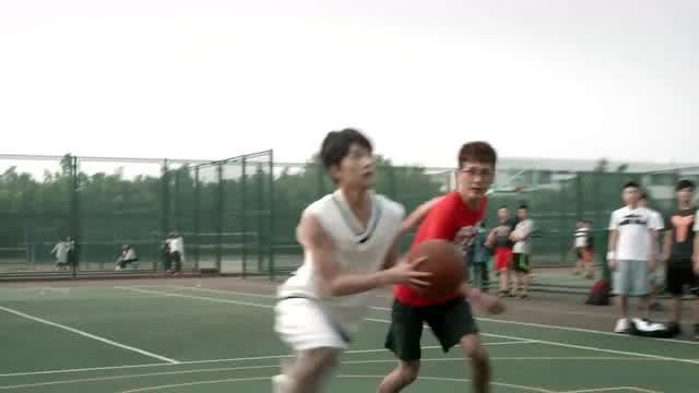 打篮球激烈的场面描写怎么写?