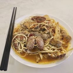 油头粉面是什么意思
