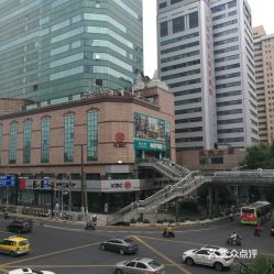 一楼的英语怎么读first floor，她在一楼的英语