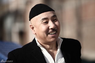 和陈佩斯年龄相仿的小品光头男演员叫什么名字?