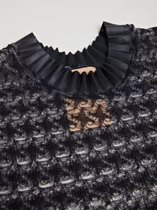 针织服装的制作是以纬编针织物为主，针织服装厂