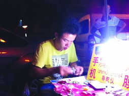郑州贴膜小哥用鞋子当碗泡方便面,他为何这么做?