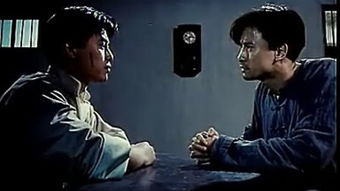 张丰毅在一部电影里穿着套白西服演坏人,而且腰间还抽出来一个大皮鞭,那