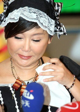 大湾区娱乐教母蓝心湄,和干儿子搞暧昧,放弃生育后领养几个孩子,怎么