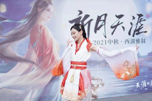 “玉颗珊珊下月轮,殿前拾得露华新。”