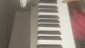 钢琴轻轻的划怎么弹，钢琴轻轻的划是首什么曲子