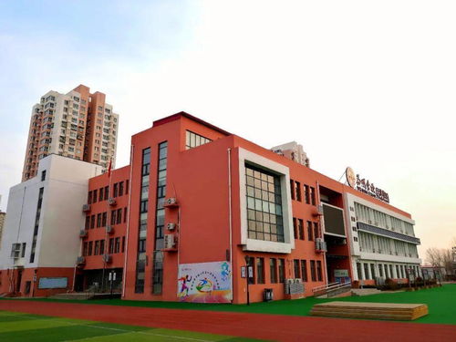 我的学校生活，我的学校紧挨着公园用英语怎么说