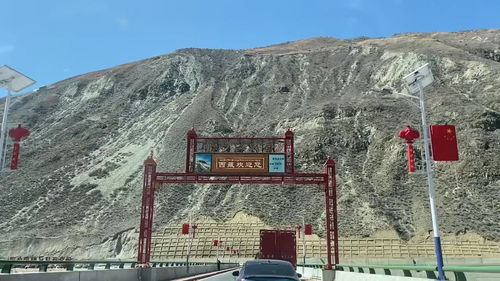 翻山越岭的意思