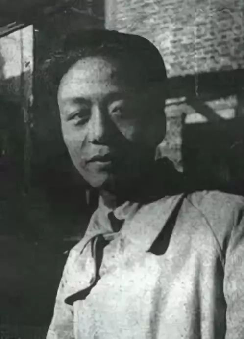 艾青简介与生平诗歌特色及主要作品艾青简介与生平诗歌特色及主要作品
