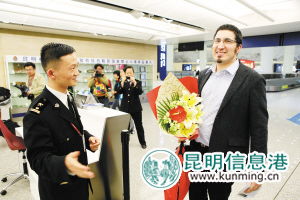 白色短发 左眼蒙着白布的动漫男生是谁啊 很帅的