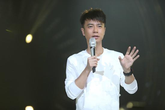 李克勤个人资料简介图片，李宇春个人资料简介