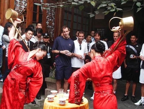 一出戏排成了,一人传出,全村振奋，有相聚也有分离人生本是一出戏