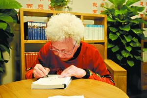 文盲老太美丽蜕变:70岁出书成知名作家