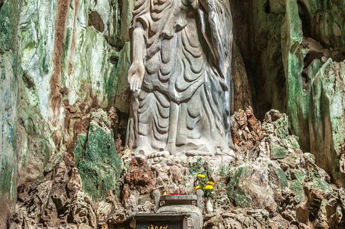 乐山大佛的传说故事100字，乐山大佛的传说故事简介