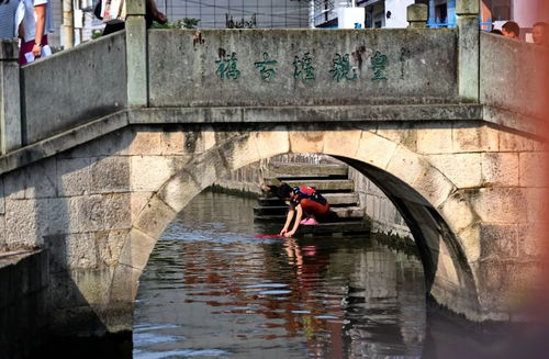 流水汩汩造句，流水汩汩类似的词语