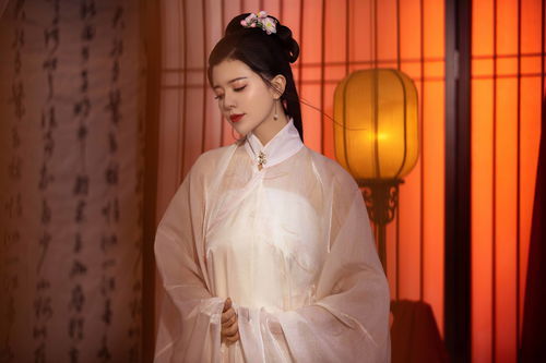余音袅袅我看了太多热闹是哪首歌曲里面的，余音袅袅的袅袅是什么意思