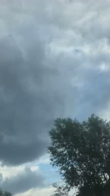 乌云密布是什么季节的景象，乌云密布是天气吗